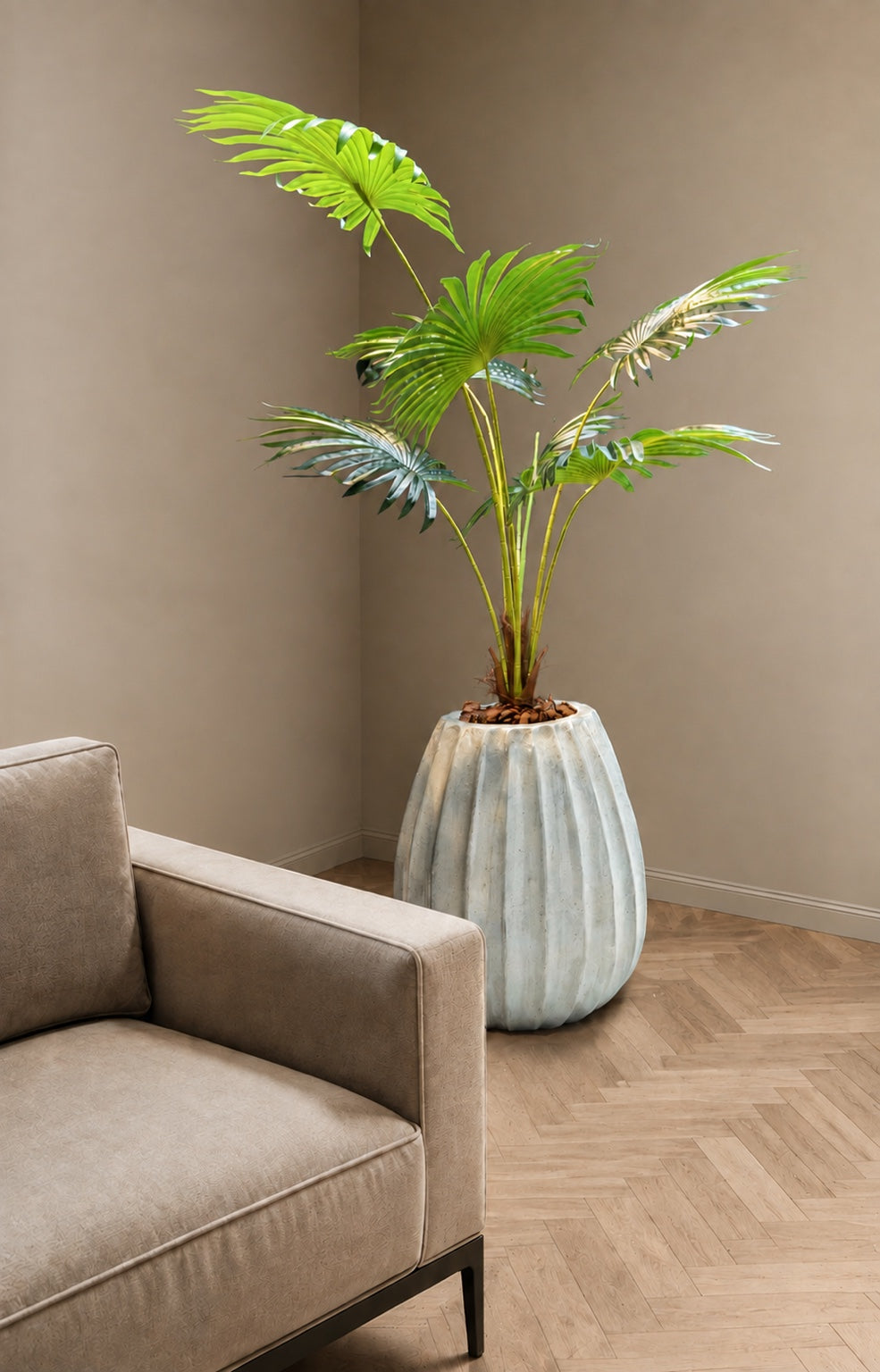 Liora lichtgrijze plantenpot met plant in modern interieur